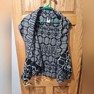 Baku Stylish Black and Gray Patterned Poncho